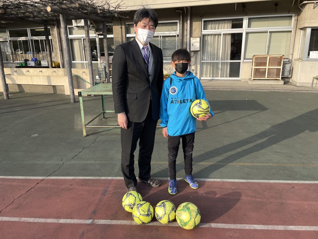台東区立金曽木小学校の校長先生へサッカーボールを寄贈